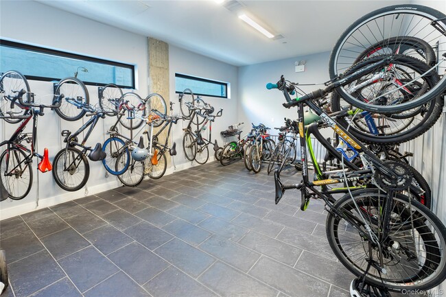 Building Photo - 225 E 138th St