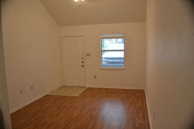 Building Photo - 302 Horseshoe Dr