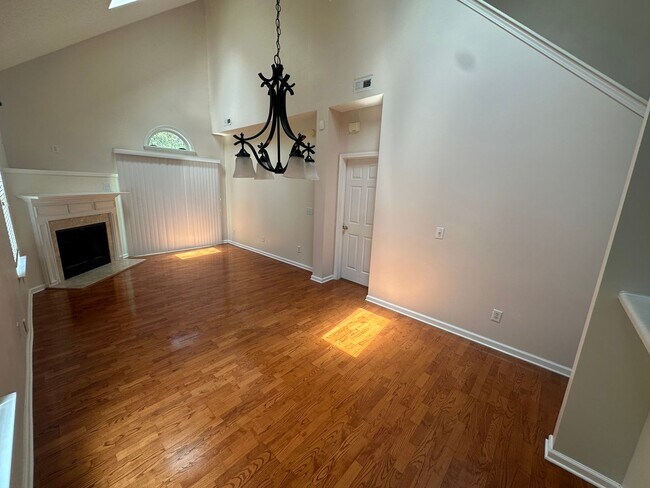 Building Photo - Gorgeous 3 Bed/2 Bath South Durham Townhome - Location, Location, Location!