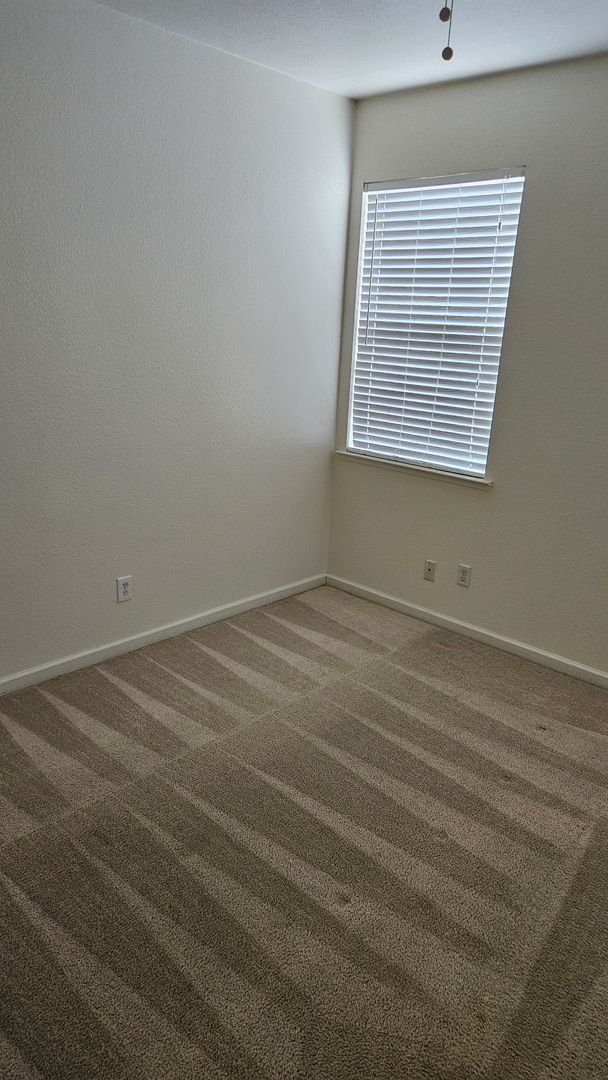 Building Photo - Large Six bedroom home for rent.