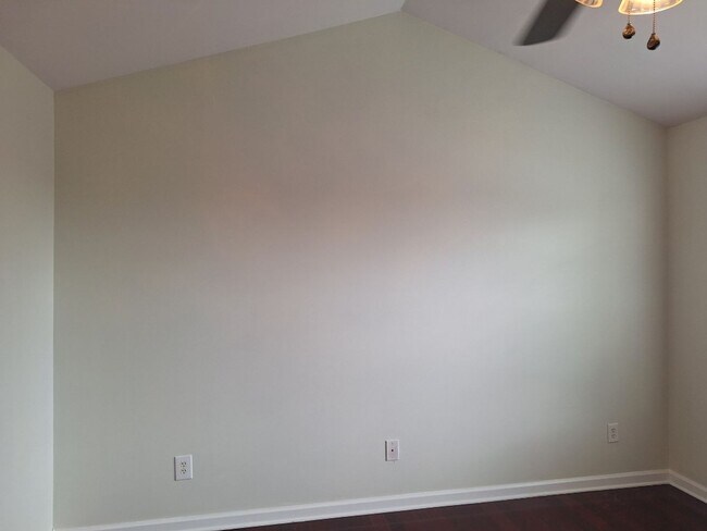 Building Photo - Convenient location to interstate in North...