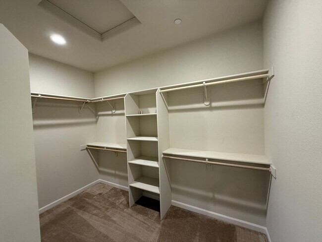 Building Photo - 2021 built two story in Oakdale!