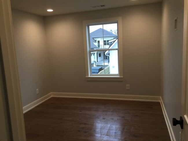 Building Photo - 1207 Sweetbriar Ave