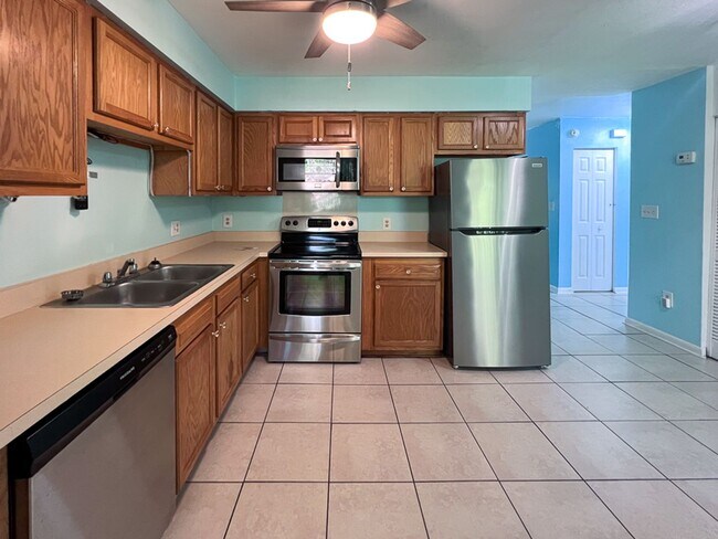 Building Photo - 2BR/1BA Flat Biking/Walking Distance to UF...