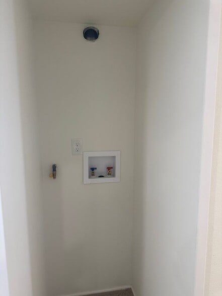 Building Photo - 219 E Maple St