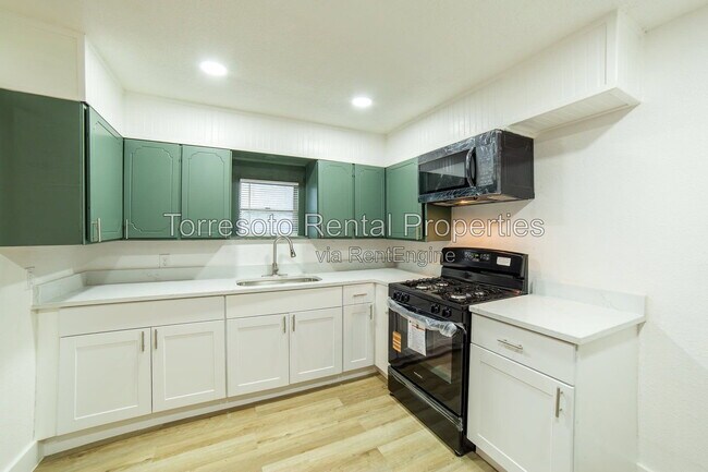 Building Photo - 1539 Santa Monica St