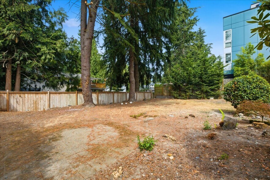 Building Photo - 14007 Greenwood Ave N