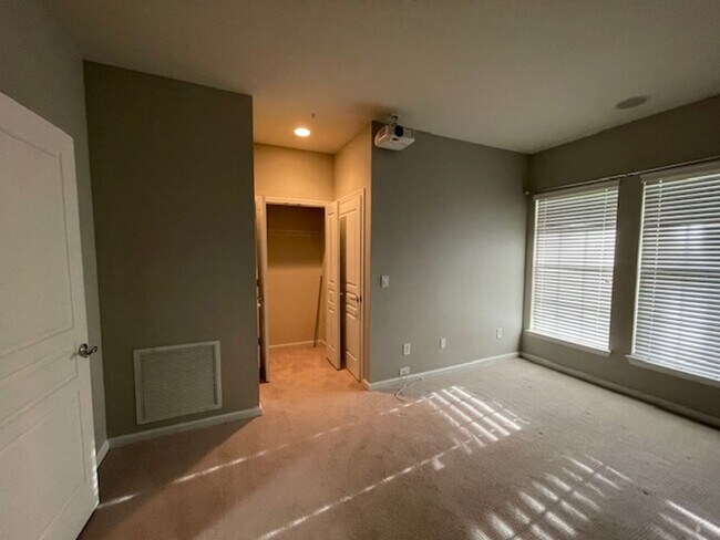 Building Photo - Midtowne