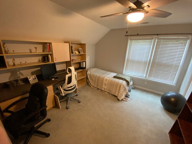 Building Photo - Room in House on Daingerfield Dr