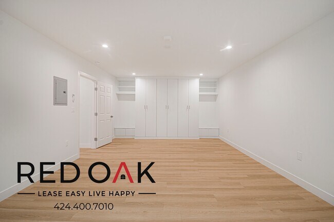 Building Photo - 6738 Independence Ave