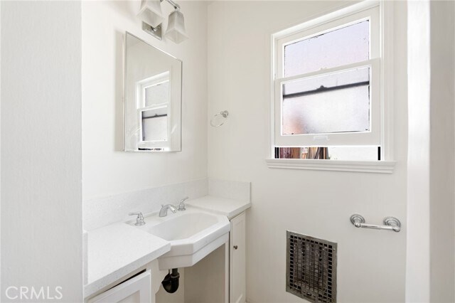 Building Photo - 1367 N Mentor Ave