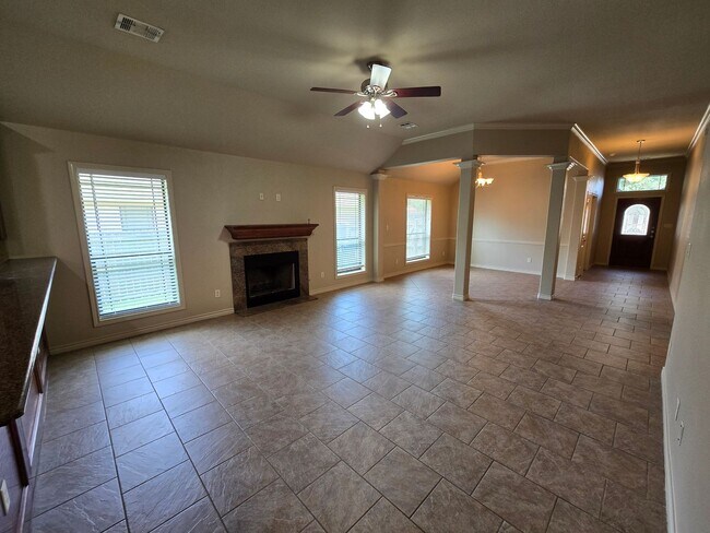 Building Photo - College Station - Large 4 bedrooms / 2.5 baths with garage and fenced yard!!