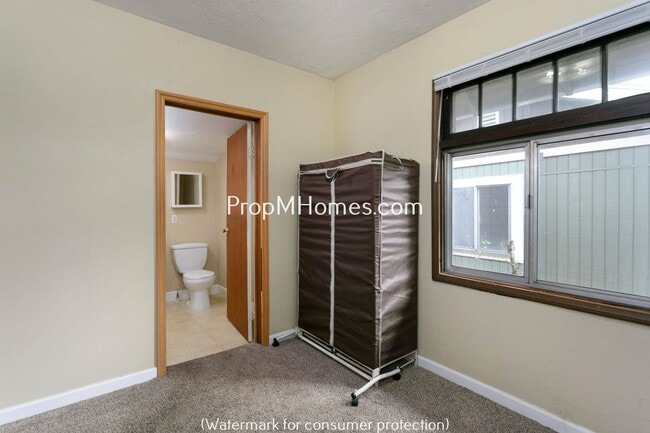 Building Photo - Charming One Bedroom Plus Office/Den In SE Portland!