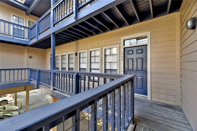 Building Photo - 711 W 21st St