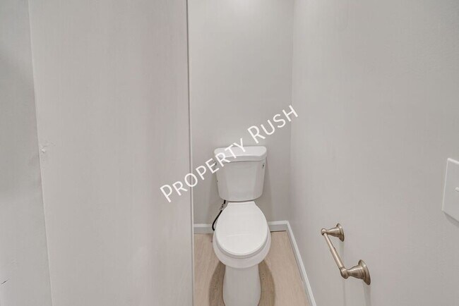 Building Photo - 1104 Queens Dr