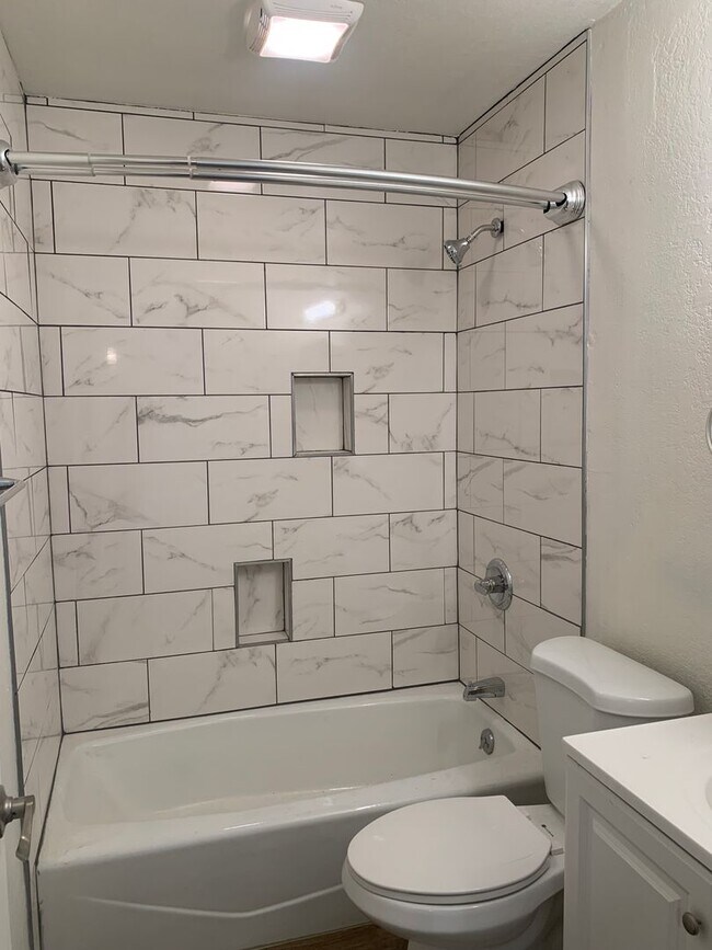 Building Photo - FOUR-PLEX SINGLE LEVEL APARTMENT - CLARKDALE