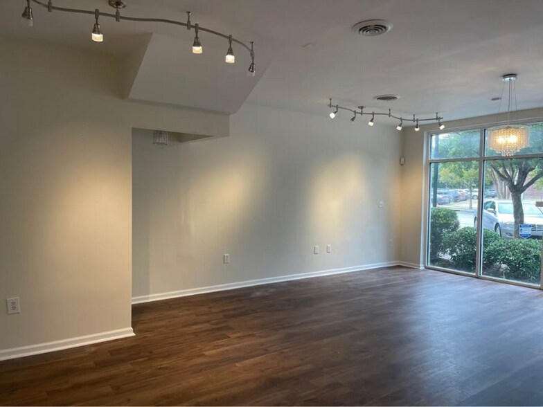 Building Photo - 607 Lady St