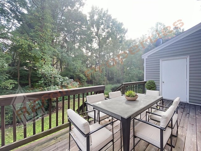 Building Photo - Cozy 3 Bedroom 2.5 Bath End unit Townhome ...