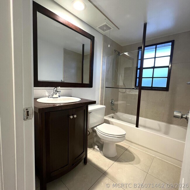 Building Photo - 4205 Oak Terrace Dr