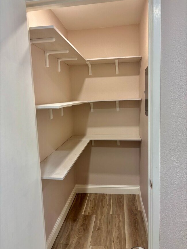 Building Photo - Walnut Creek 2 bed 2 bath gorgeous end unit on the first floor with garage!