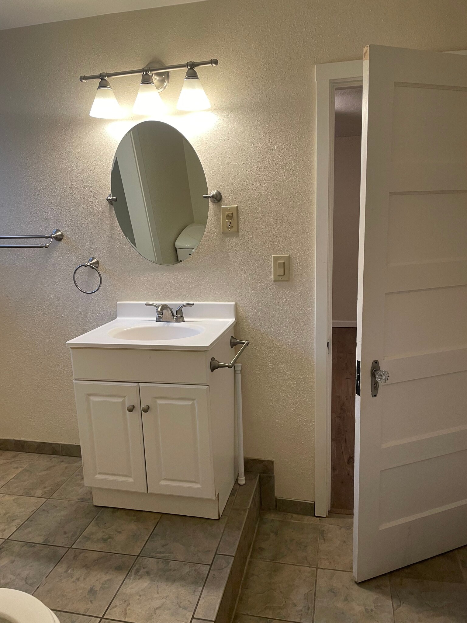 Building Photo - 254 E 4th Ave