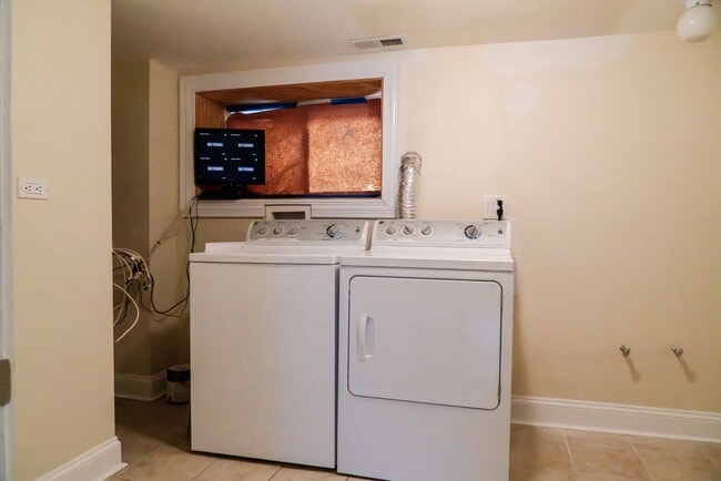 Building Photo - Gorgeous 5 Bedroom / 4 Full Bath Home along Chicago River