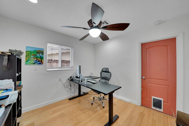 Building Photo - 1518 N Yale Dr