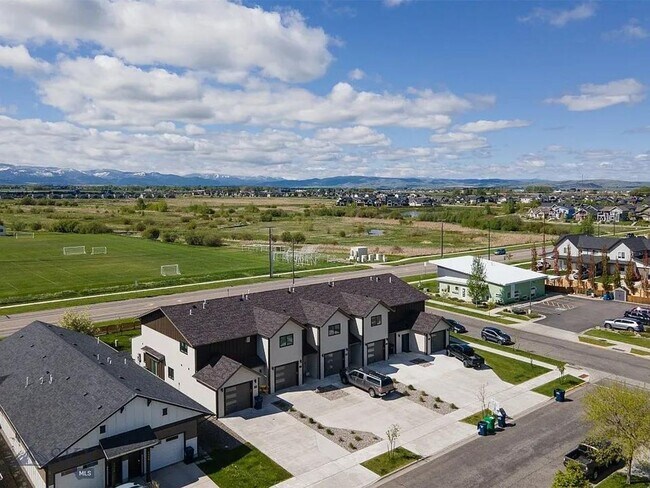 Building Photo - 3 Bd / 2.5 Bath Townhome Furnished or Unfurnished