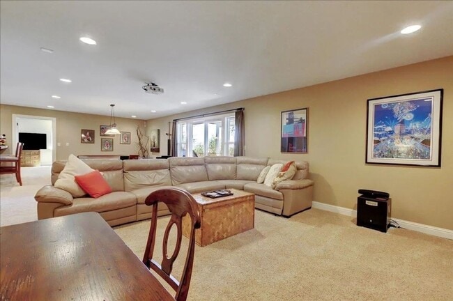 Building Photo - Lake View, 5 bedroom, 3 bath home in gated...