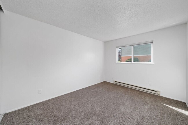 Building Photo - 2 bedroom home in Portsmouth Community!!