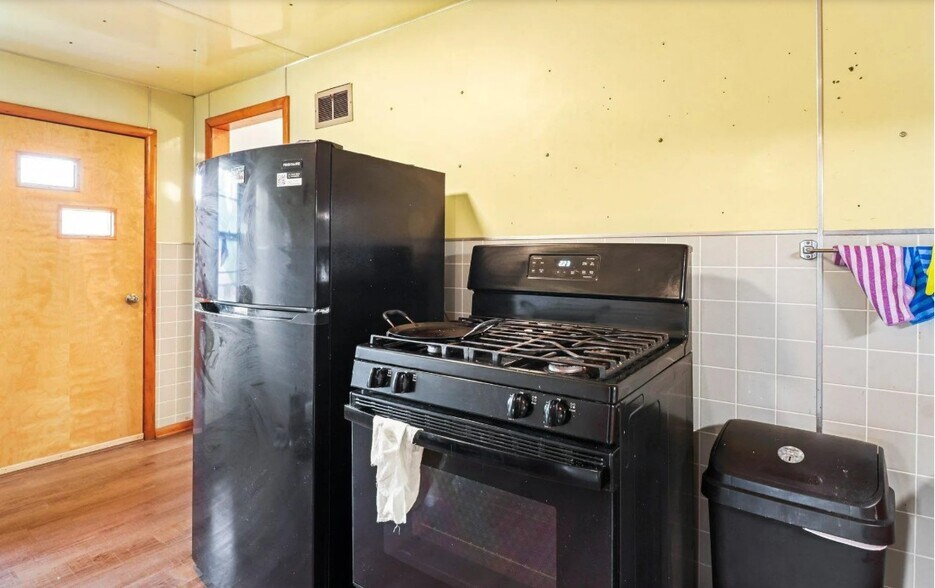 Kitchen - 432 Oak St