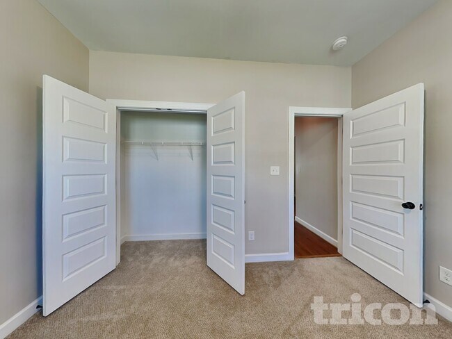 Building Photo - 102 Pinewinds Ct