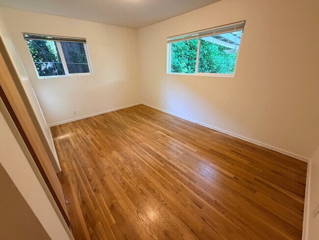 Building Photo - 9938 SW Terwilliger Blvd