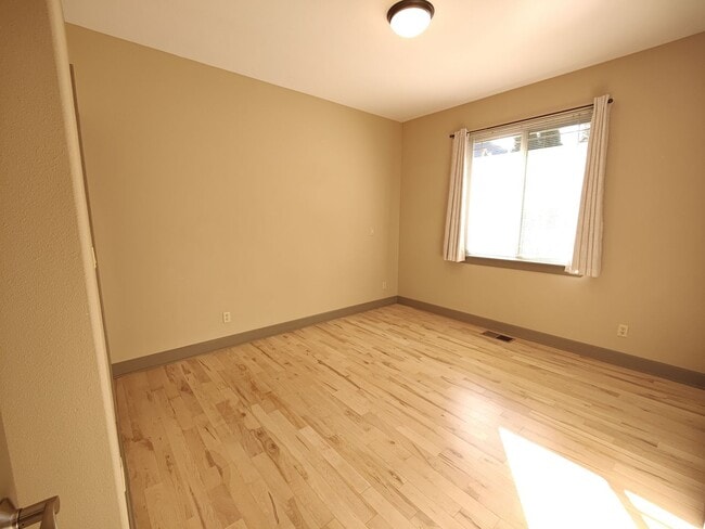 Building Photo - Single Level 4 Bedroom 3 Bath Beauty