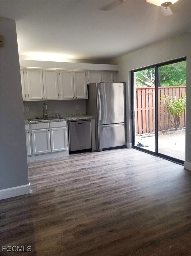 Building Photo - 5223 Cedarbend Dr