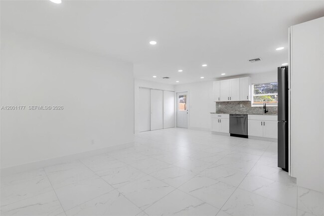 Building Photo - 810 SW 14th Ct