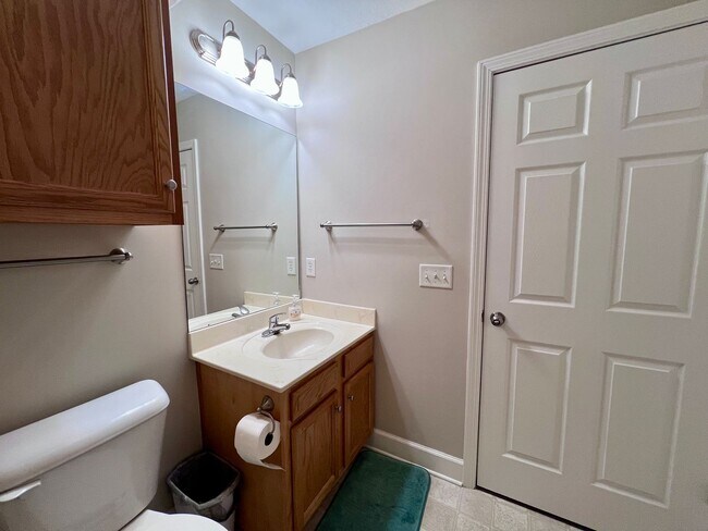 Building Photo - Fantastic 2 bedroom 2 bath townhome