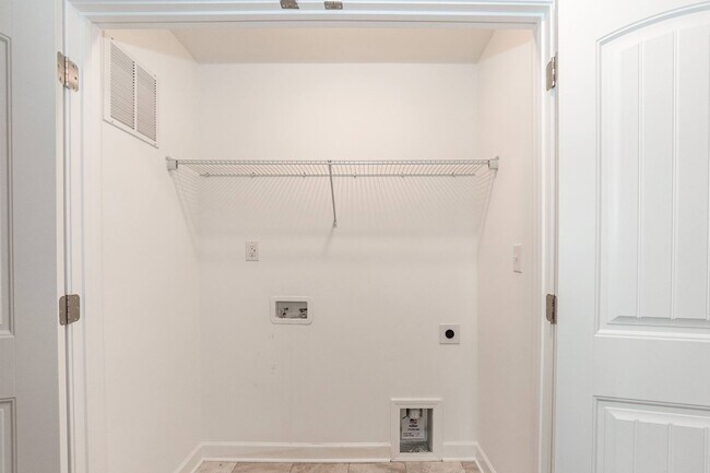 Building Photo - Three Bedroom Home!