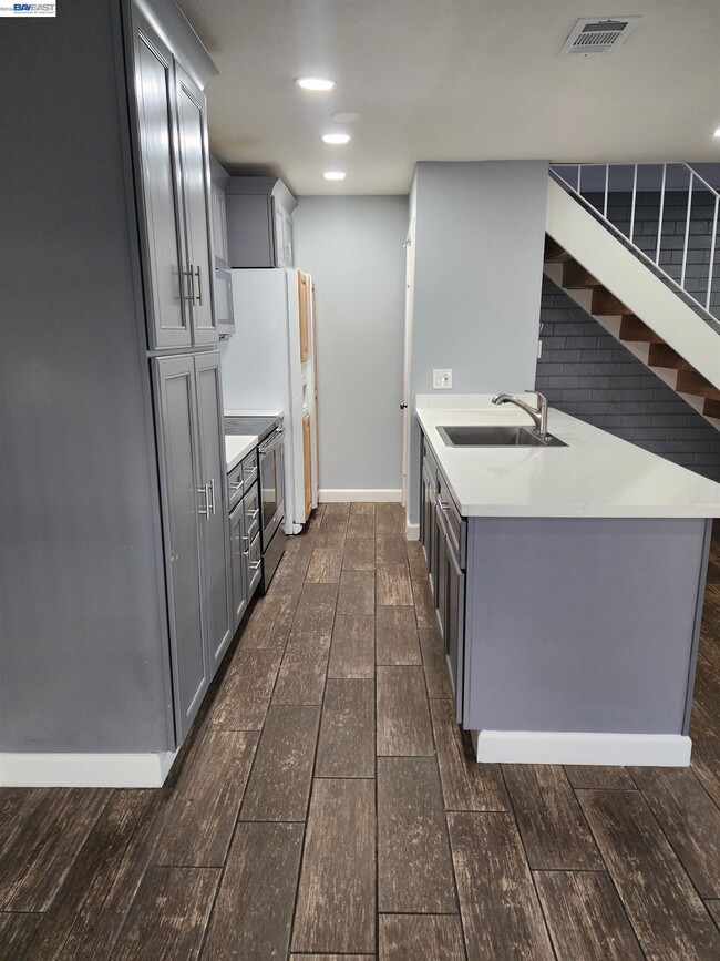 Building Photo - 4985 N Holt Ave