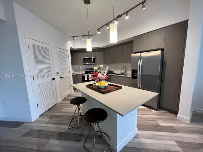 Building Photo - 401 Hialeah Dr