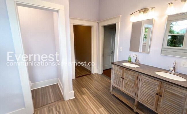 Building Photo - 3 Bed/2 Bath Home with Fenced Yard / Pet-Friendly / Available Now!