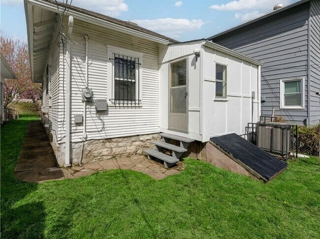 Building Photo - Charming Renovated 2 Bedroom Bungalow