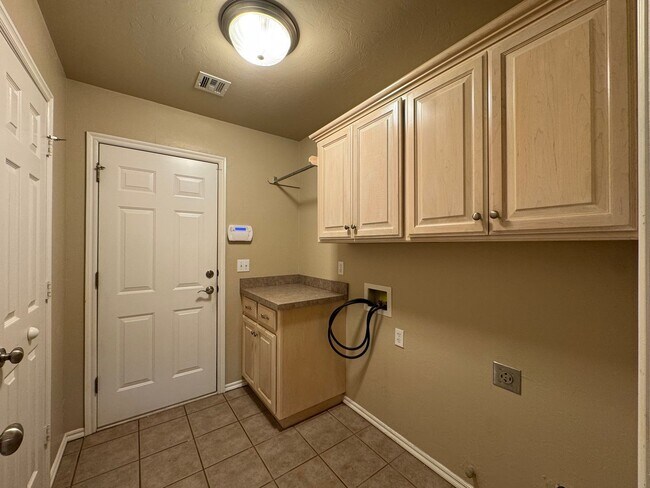 Building Photo - Spacious Home + North Edmond + 3 bedrooms + Study + Edmond Schools + Storm Shelter