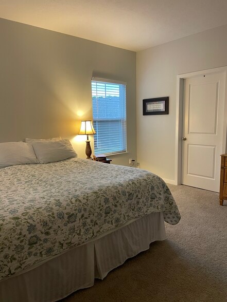primary bedroom - 140 Oak Valley Ct