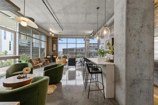 Building Photo - 800 W 5th St