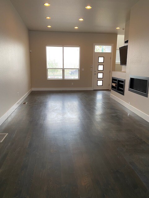 Building Photo - Across from Central Park, 3 bed/4 bath Townhome AVAILABLE 9/1/26
