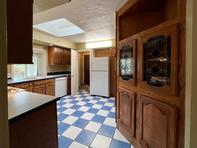 Building Photo - Outdoor Oasis: Charming 3 Bed 2 Bath House!