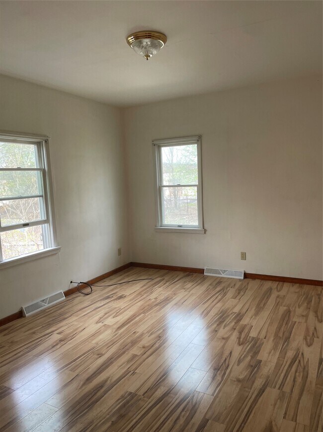 Building Photo - 167 Oak St