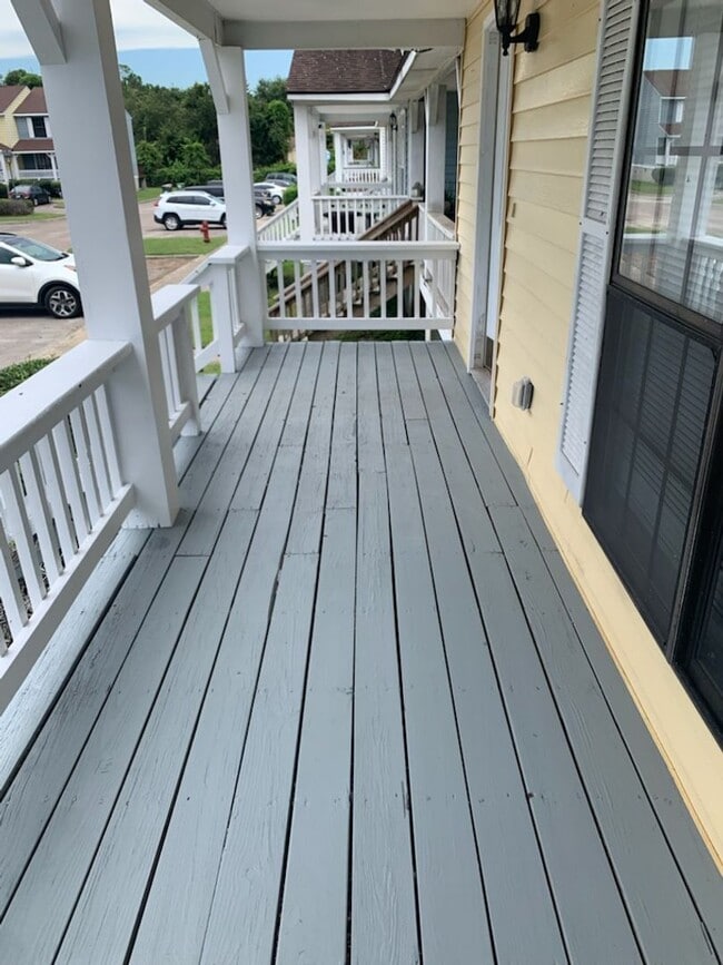 Building Photo - This charming 3-bed, 2.5-bath townhome is available for rent.