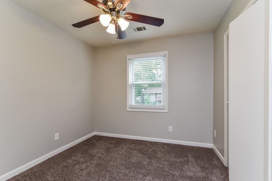 Building Photo - 3939 Valley Brook Rd